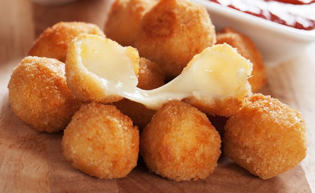 Porção de bolinha de queijo