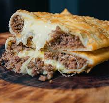 Pastel carne com queijo mussarela